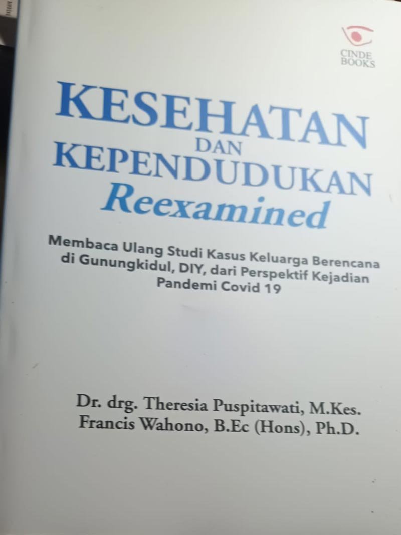 Buku Kesehatan dan Kependudukan Reexamined Cover Depan