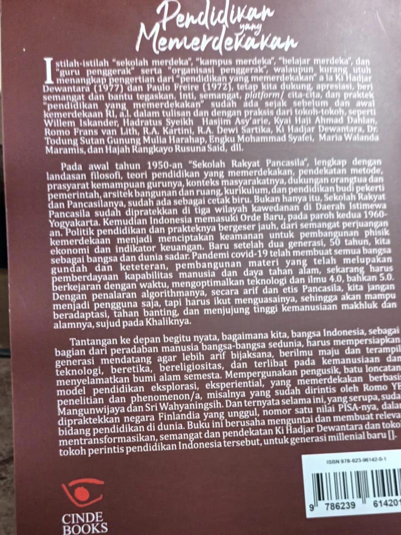 Buku Pendidikan yang Memerdekakan Tramsformasi Ki Hadjar Dewantara dan YB Mangunwijaya untuk Millenial Baru Cover Belakang
